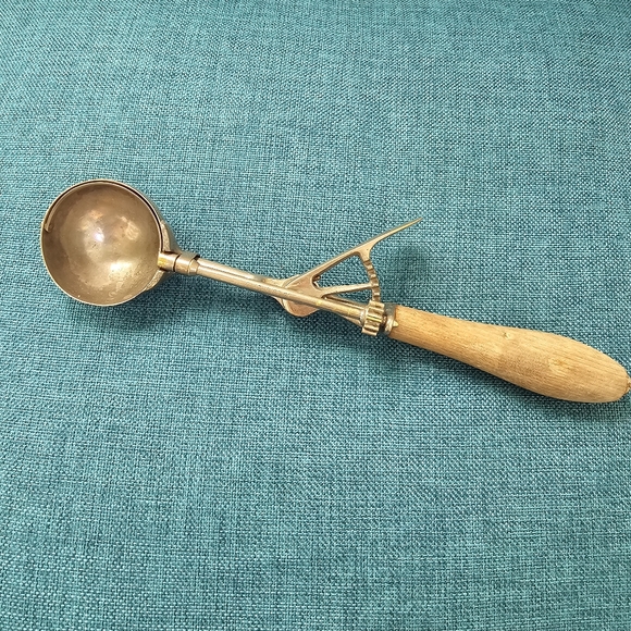 Gilchrist 31 Automatic Ice Cream Scoop Wood Handle Size 105